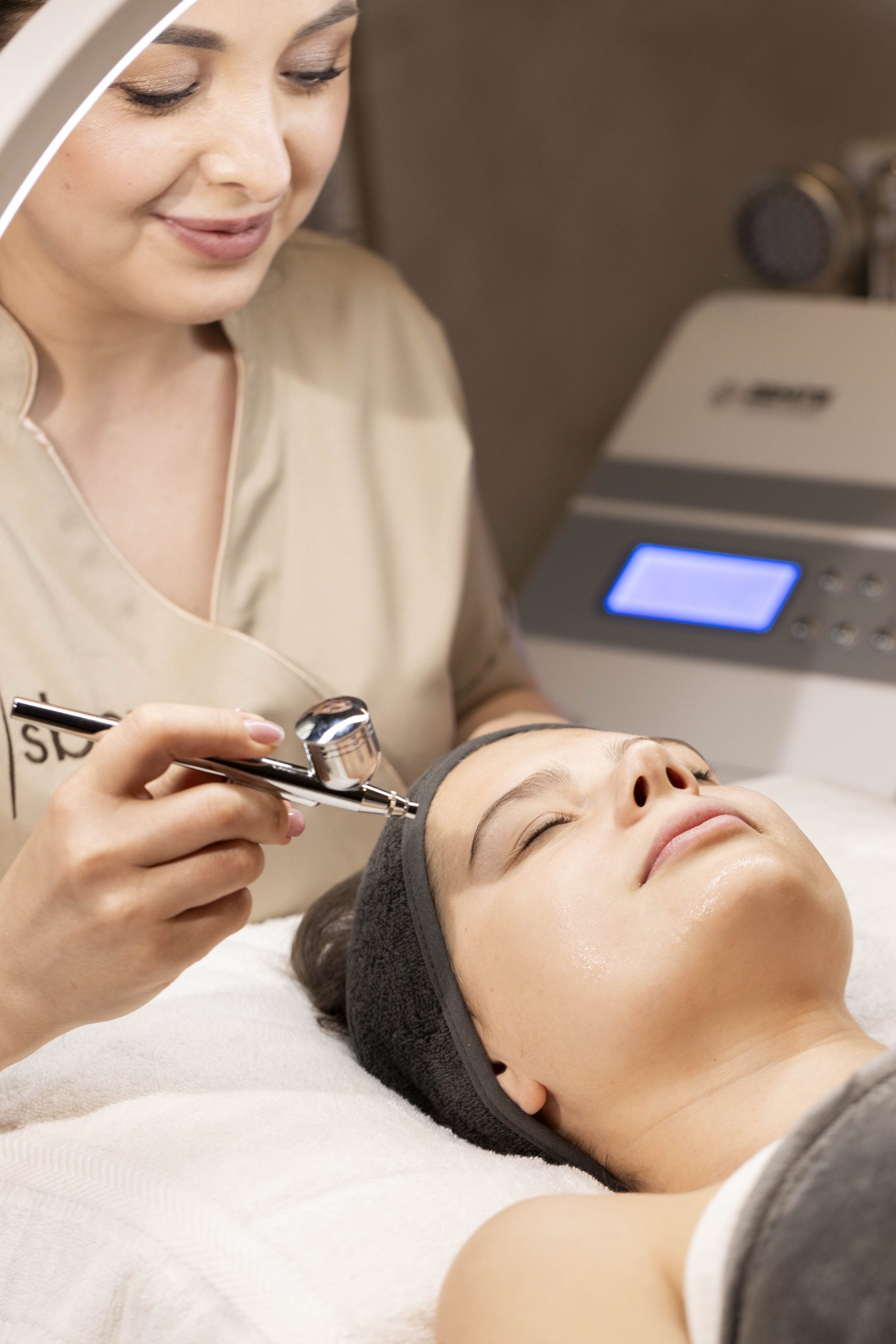 Découvrez les soins de visage personnalisés à Bruxelles chez Cilsbox – Atelier du Visage. Nettoyage, hydratation, soins anti-âge et rituels beauté réalisés par des professionnels pour une peau saine, lumineuse et revitalisée.